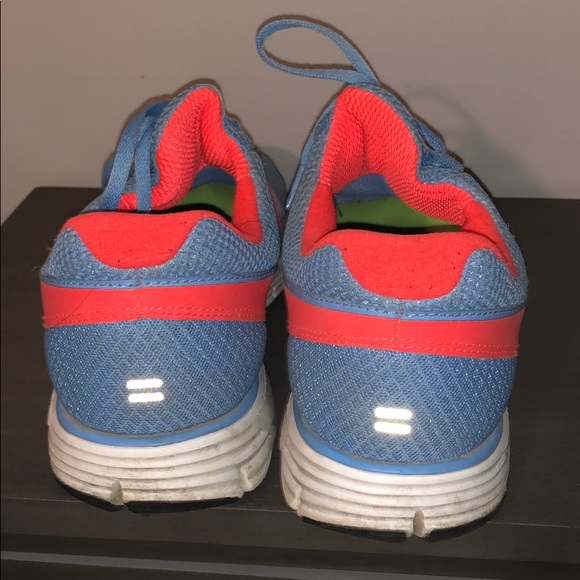 Tennis shoes - Picture 2 of 4